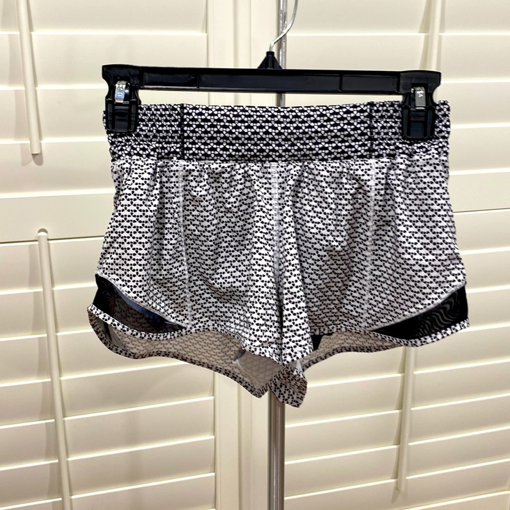 Lululemon Hotty Hot Low-Rise Short 2.5". Size 4. White and black pattern.